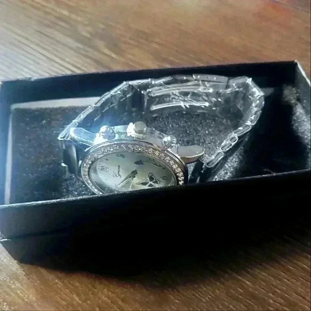 Geneva women's rhinestone butterfly watch - Picture 5 of 7